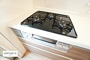 コンロは三口あるのでお料理の同時進行ができます。もちろんグリル付きです。調理スペースも広々している為作業がしやすい！使い勝手が良いシステムキッチンです！（同仕様）