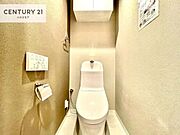 温水洗浄便座につき、冬場は便座が暖かくできるので冷たい便座に座らずに済む嬉しい仕様です！シンプルなカラーを基調としているので、お手入れがしやすいです。