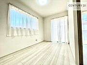 2面採光を確保した明るい室内は、風通しも良く、明るく大変居心地の良い空間となっております。リラックスして過ごせる心地の良いお部屋です！朝の目覚めがスッキリしますね。