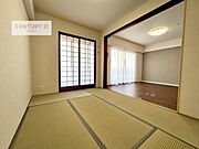 バルコニーに面している和室です。明るく温もりがあり、換気もしっかりできます！朝起きて、外に出て背伸びをしつつ深呼吸をし良い朝を迎え入れることが出来そうですね！