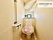 1・2階にトイレがございます！朝の忙しい時間帯も待たずにすみそうですね。白を基調とした清潔感のあるトイレでお手入れがしやすいです！