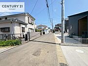 前面道路5ｍ！陽当り良好な立地です。車庫入れが苦手な方も安心ですね。