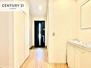 落ち着いた雰囲気の玄関です。オシャレな玄関で家族やお客様を送迎できるのはいいですね！