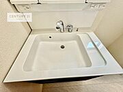 深い洗面台ボウルは、水が跳ねにくいのでお手入れが楽々！清潔感が保てます！キレイな洗面所で自分磨きのモチベーションが上がりますね！