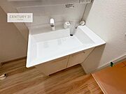 深い洗面台ボウルは、水が跳ねにくいのでお手入れが楽々！清潔感が保てます！キレイな洗面所で自分磨きのモチベーションが上がりますね！