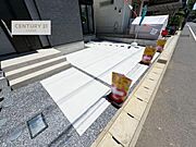 駐車スペースは2台分(車種による)あります！セカンドカーはもちろん、バイクや自転車なども置き場所に困りません。