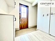 玄関収納が充実しているので、玄関周りがスッキリ片付き来客時に靴の置き場に困りません！