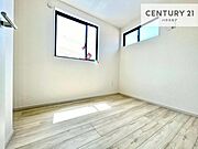 2面採光を確保した明るい室内は、風通しも良く、明るく大変居心地の良い空間となっております。リラックスして過ごせる心地の良いお部屋です！朝の目覚めがスッキリしますね。