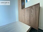 シューズボックス付きなので、玄関が片付きお掃除がしやすいです！スッキリした玄関で戸を開けた瞬間、清潔感のある心地いい空間が出迎えてくれます。
