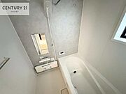 広々バスで一日の疲れをリフレッシュ。足が伸ばせるので、浴槽にもゆったりと浸かれますね！毎日のバスタイムが楽しみになります。