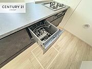 食洗機付きのキッチンです！忙しい時や手荒れ防止として大変活躍する便利な仕様です！ビルトインなのでキッチンの場所を取らず調理スペースを広く使うことが出来ます！