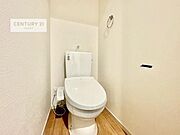 1・2階にトイレがございます！朝の忙しい時間帯も待たずにすみそうですね。白を基調とした清潔感のあるトイレでお手入れがしやすいです！