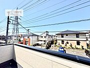落ち着きある住宅街です！周囲には高い建物がなく、空が広く開放感があり、陽当たりを大きく遮られることもありません！気持ちの良い風が通り抜ける街並みです！
