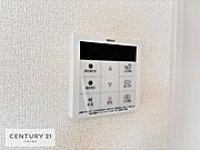 ボタンのスイッチや自動でお風呂の準備が整うため、わざわざ浴室に行ってお湯を入れたり継ぎ足したりする必要がなく便利ですね！追い炊き機能付きです！（同仕様）