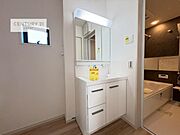 小窓付きの明るい洗面室です！湿気もすぐに入れ替えができて清潔に保つことができます！自然光が差し込むのでお化粧の仕上がりも良くなりますね！【現地販売会開催中】