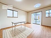 心地良いリビングは家族が自然と集まります。家族団欒の時間が増えそうです。ご家族と、より一層充実した時間を過ごせそうですね。明るく開放的な空間です。(同仕様）
