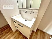 深い洗面台ボウルは、水が跳ねにくいのでお手入れが楽々！清潔感が保てます！キレイな洗面所で自分磨きのモチベーションが上がりますね！