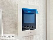 TVモニター付インターフォンを完備。来訪者の顔を確認してから対応できるため、防犯面にも配慮された安心の設備です。（同仕様）