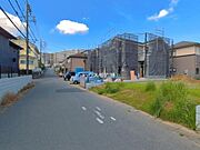 前面道路6ｍ！陽当り良好な立地です。車庫入れが苦手な方も安心ですね。