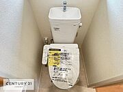 1・2階にトイレがございます！朝の忙しい時間帯も待たずにすみそうですね。白を基調とした清潔感のあるトイレでお手入れがしやすいです！（同仕様）