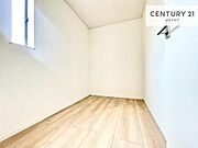 2階には3帖の納戸がございます！住空間をすっきり使うためには必須ポイントの収納スペースですよね。小窓つきで明るく換気もしっかりできます。是非現地でご確認ください！