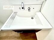 深い洗面台ボウルは、水が跳ねにくいのでお手入れが楽々！清潔感が保てます！キレイな洗面所で自分磨きのモチベーションが上がりますね！