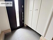 シューズボックス付きなので、玄関が片付きお掃除がしやすいです！スッキリした玄関で戸を開けた瞬間、清潔感のある心地いい空間が出迎えてくれます。