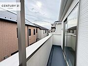 陽当たりの良いバルコニーで、お洗濯物もよく乾きそうですね！お天気の良い日にはバルコニーへ出てリフレッシュするのも気持ちよさそうです。