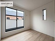 バルコニーに面している洋室です。明るく温もりがあり、換気もしっかりできます！朝起きて、外に出て背伸びをしつつ深呼吸をし良い朝を迎え入れることができます。