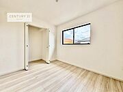 掃き出し窓がないお部屋は、お子様のお部屋としても安心です！収納スペースも充実しているので散らかったお部屋をサッと片付けられます！