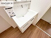深い洗面台ボウルは、水が跳ねにくいのでお手入れが楽々！清潔感が保てます！キレイな洗面所で自分磨きのモチベーションが上がりますね！