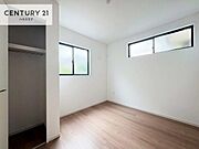 収納スペースがついています！居室をスッキリ整頓する事ができますね。家具を選ばないシンプルなデザインの為、家具を選ばずお気に入りの空間作りができそうですね。