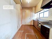 壁付キッチンは、集中して作業に取り掛かれます！作業の動線ラクラク！毎日の料理が捗りそうですね！収納スペースが豊富で、調理スペースがスッキリと片付きひろ～く活用できます！