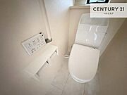 1・2階にトイレがございます！朝の忙しい時間帯も待たずにすみそうですね。白を基調とした清潔感のあるトイレでお手入れがしやすいです！