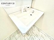 深い洗面台ボウルは、水が跳ねにくいのでお手入れが楽々！清潔感が保てます！キレイな洗面所で自分磨きのモチベーションが上がりますね！
