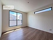 バルコニーに面している洋室です。明るく温もりがあり、換気もしっかりできます！朝起きて、外に出て背伸びをしつつ深呼吸をし良い朝を迎え入れることができます。