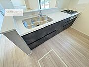 大人気の対面式システムキッチンを採用しています！ご家族のコミュニケーションが自然と増える設計です。お子様にも目が届くので嬉しいですね。収納力もあります！