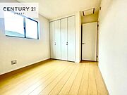 掃き出し窓がないお部屋は、お子様のお部屋としても安心です！収納スペースも充実しているので散らかったお部屋をサッと片付けられます！