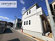 前面道路は3.3ｍ。陽当り良好な立地です。