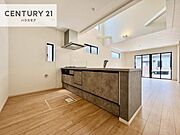 大人気の対面式システムキッチンを採用しています！ご家族のコミュニケーションが自然と増える設計です。お子様にも目が届くので嬉しいですね！広々使えて快適で作業が進みます。