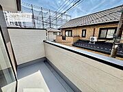 晴れた日には青い空を見渡せる開放的な時間を楽しめます。気持ちの良い風が通り抜ける街並みです！