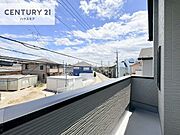 晴れた日には青い空を見渡せる開放的な時間を楽しめます。気持ちの良い風が通り抜ける街並みです！