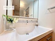 深い洗面台ボウルは、水が跳ねにくいのでお手入れが楽々！清潔感が保てます！キレイな洗面所で自分磨きのモチベーションが上がりますね！