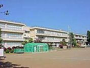 牛久市立牛久小学校まで525m