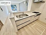 大人気の対面式システムキッチンを採用しています！ご家族のコミュニケーションが自然と増える設計です。お子様にも目が届くので嬉しいですね！広々使えて快適に作業が進みます。