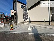 駐車スペースは2台分あります！セカンドカーはもちろん、バイクや自転車なども置き場所に困りません。