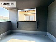 インナーバルコニー！屋根が付いているので、急に雨が降っても濡れにくく安心！強い日差しもカットしてくれるので、お天気の良い日は、お外へ出て深呼吸するのもよさそうです！