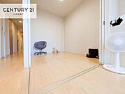 リビングに隣接した洋室は、開放すればLDKとつながる開放的な空間に。お子様の遊び場やワークスペース、客間など多目的に活用できる便利なお部屋です。