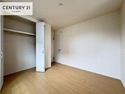 掃き出し窓がないお部屋は、お子様のお部屋としても安心です！収納スペースも充実しているので散らかったお部屋をサッと片付けられます！