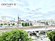 晴れた日には青い空を見渡せる開放的な時間を楽しめます。気持ちの良い風が通り抜ける街並みです！